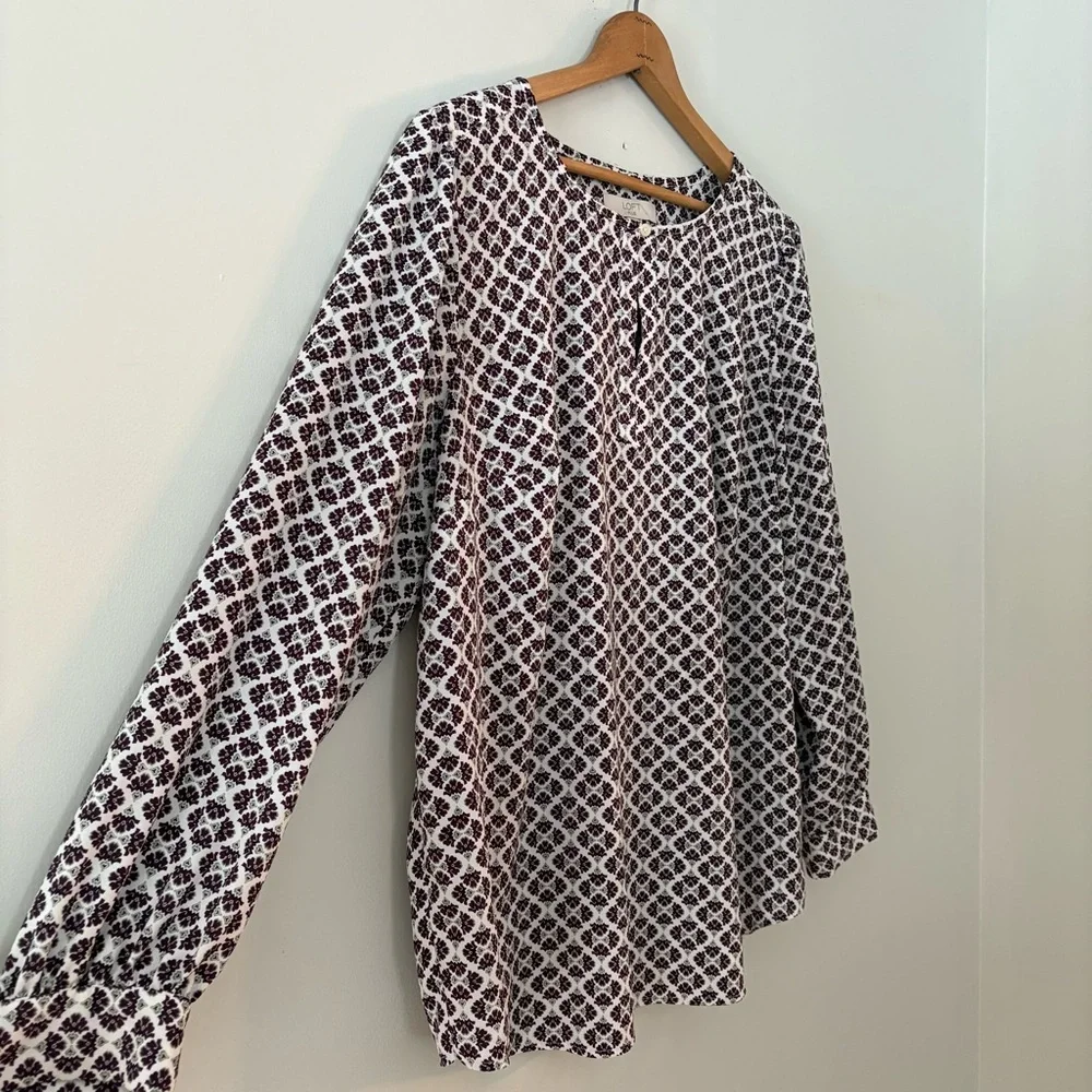 LOFT Plus Sz 18 Ivory Purple Damask Long Sleeve Blouse Split Neck Flowy Fit - Picture 4 of 8